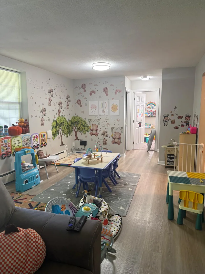 A view of the playroom, activity table, and learning materials at Magic Balloon